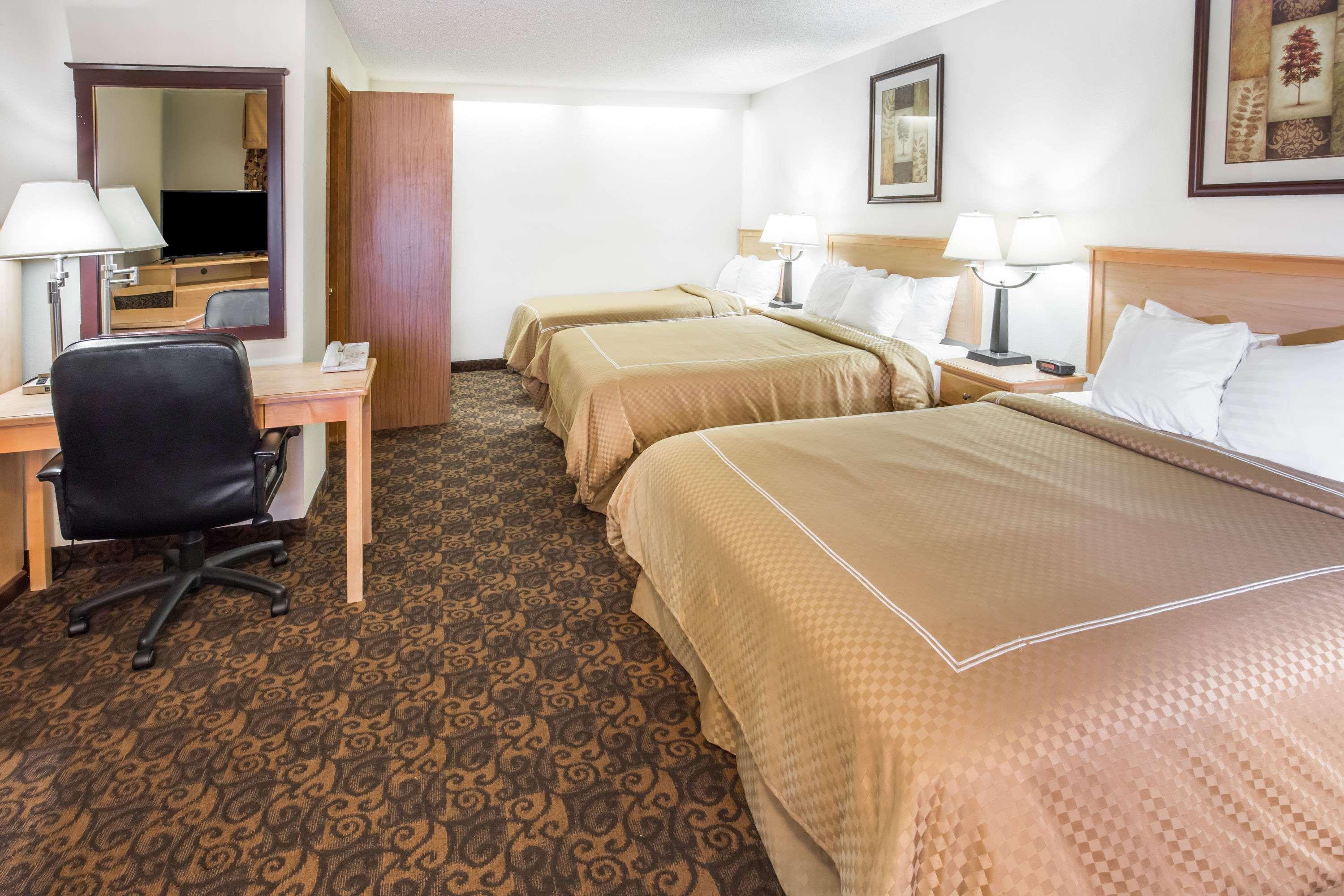 Days Inn By Wyndham Black Bear Salem Buitenkant foto