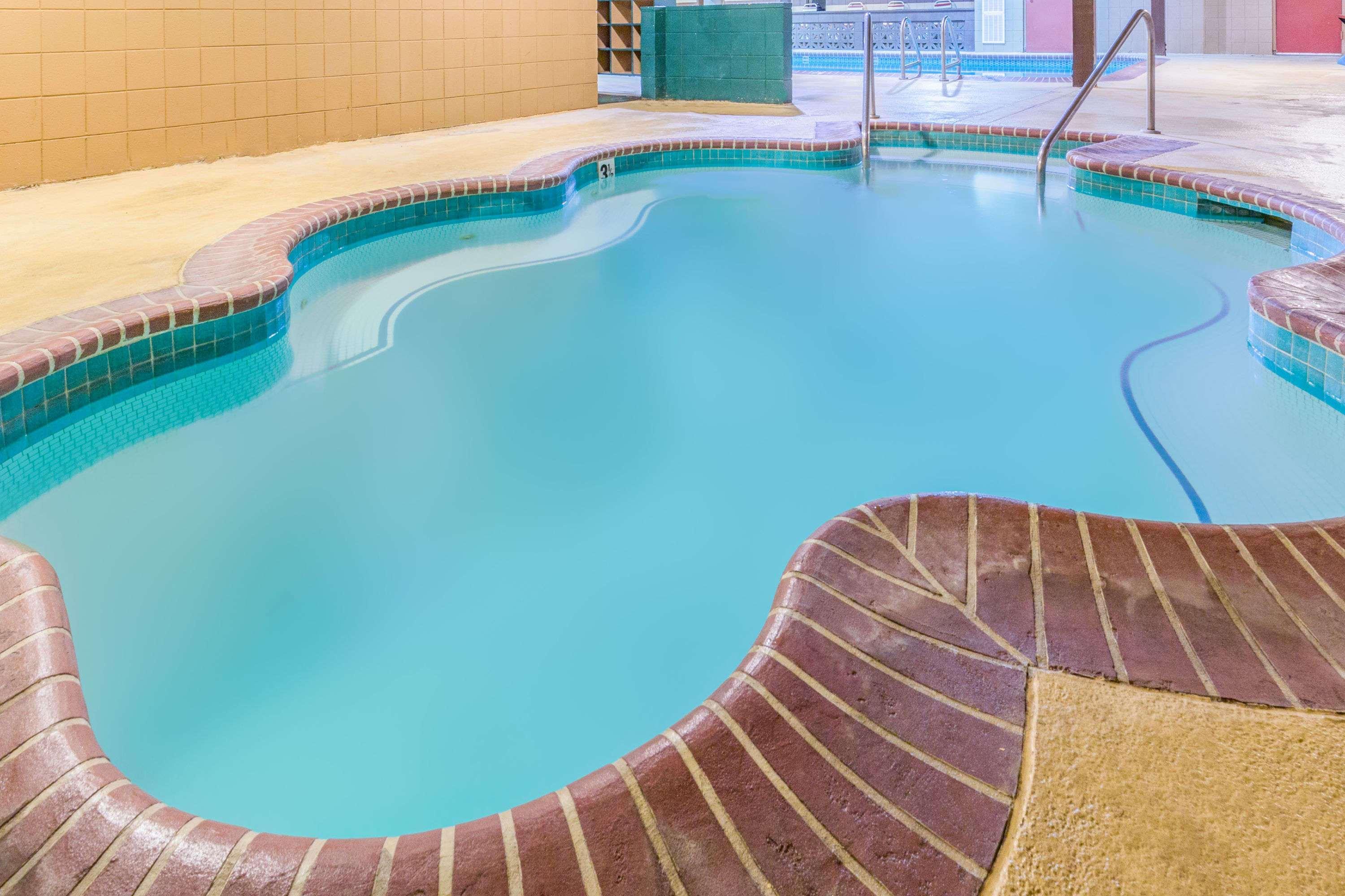 Days Inn By Wyndham Black Bear Salem Buitenkant foto