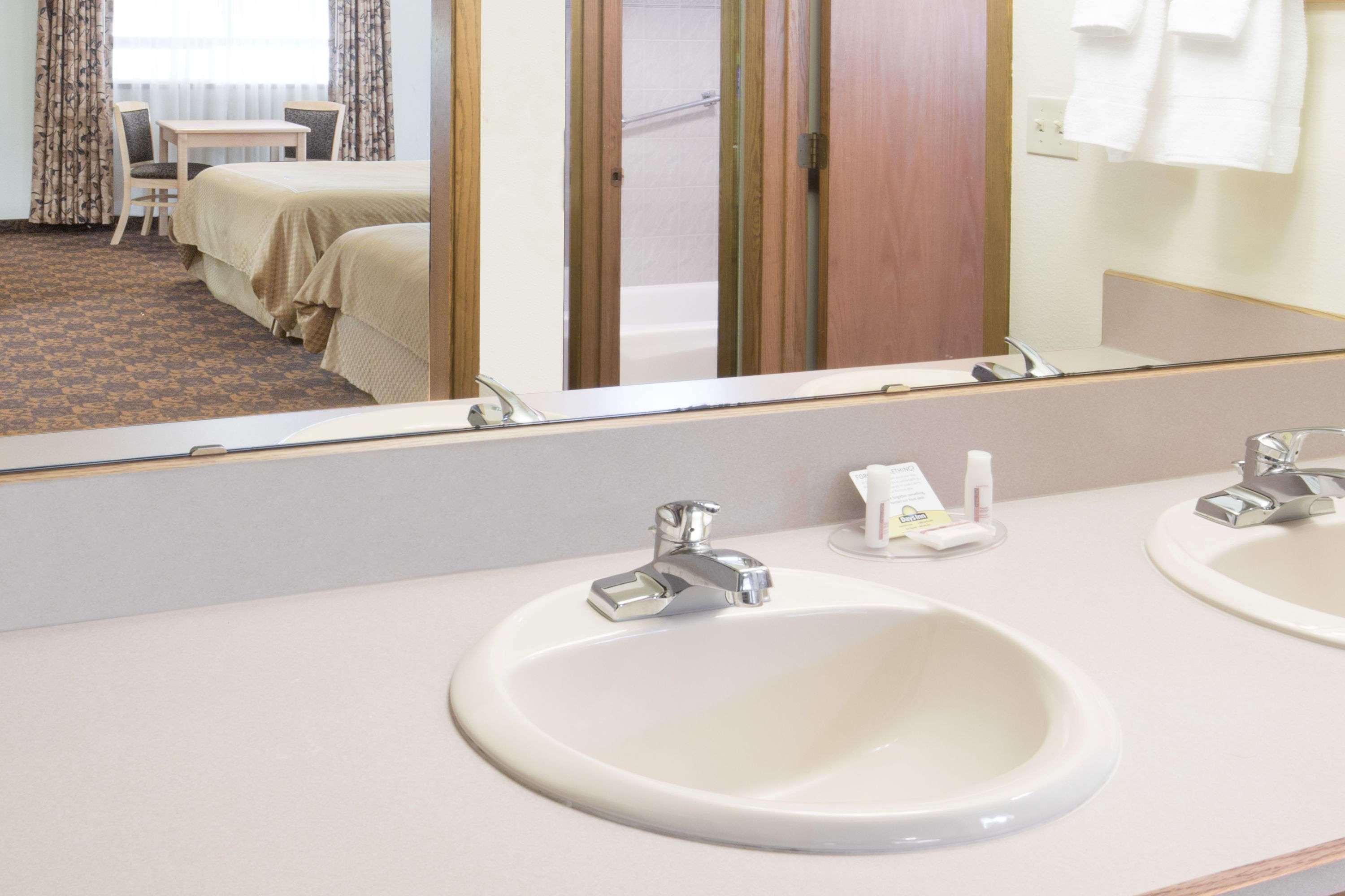 Days Inn By Wyndham Black Bear Salem Buitenkant foto