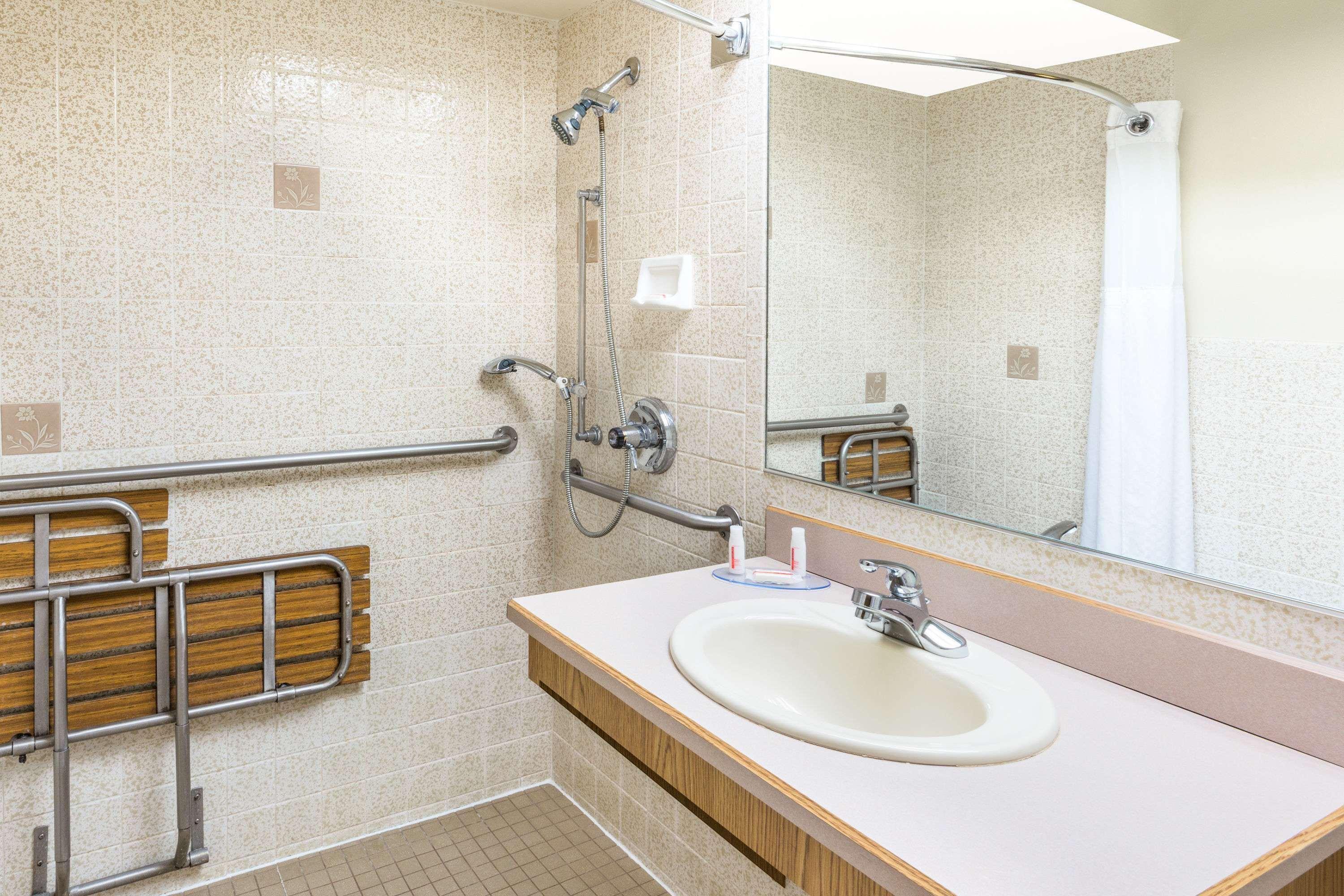 Days Inn By Wyndham Black Bear Salem Buitenkant foto
