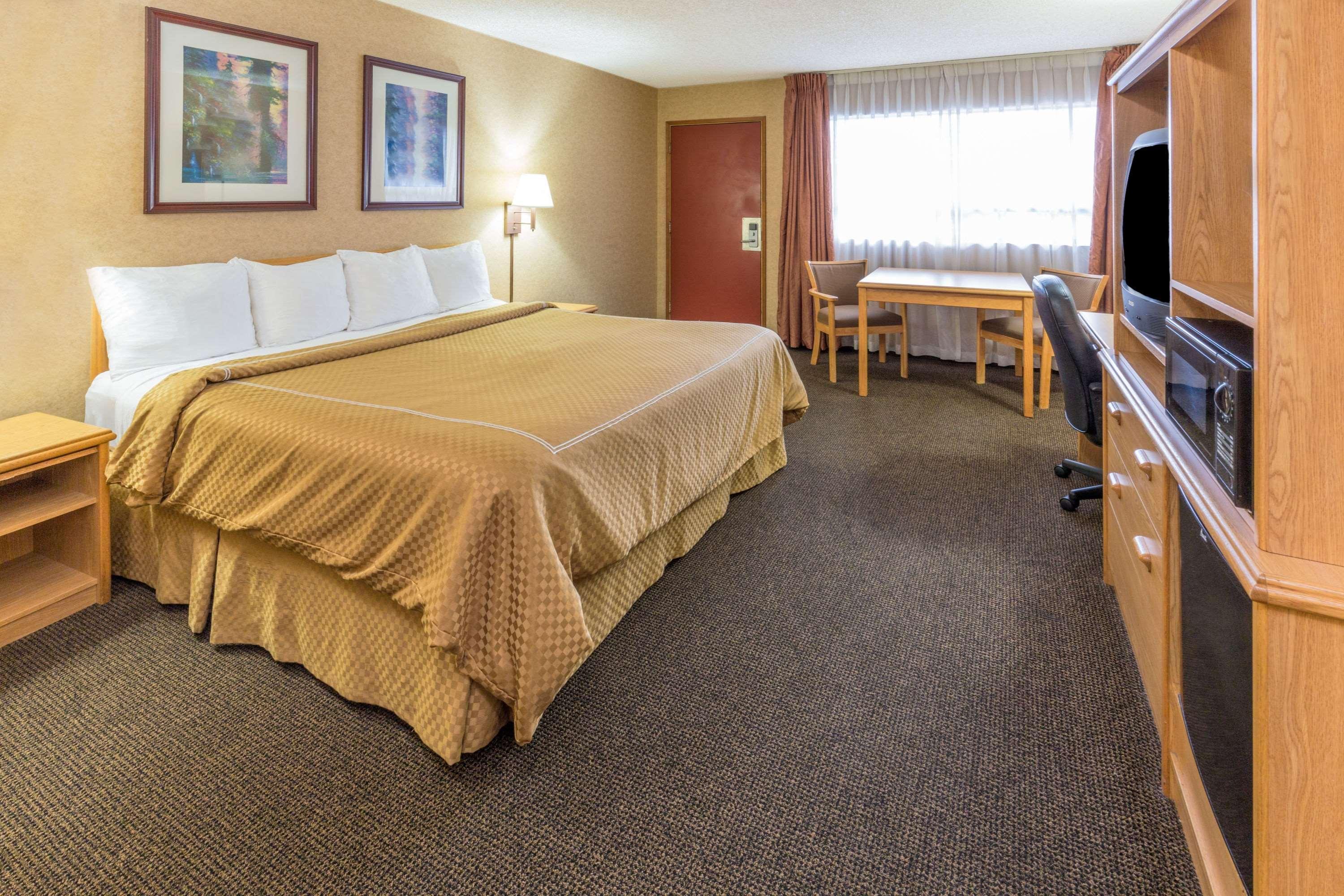 Days Inn By Wyndham Black Bear Salem Buitenkant foto
