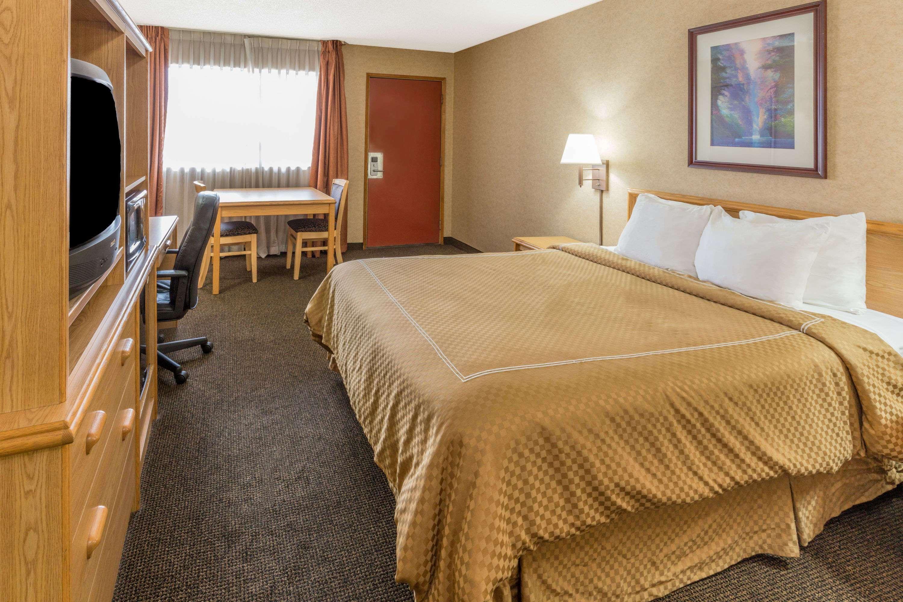 Days Inn By Wyndham Black Bear Salem Buitenkant foto